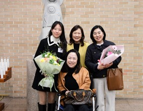 세례식 사진 올립니다.

추가 사진은 네이버카페 빛사모 목동성당 사진첩에서 감상하실 수 있습니다. 카페주소 https://cafe.naver.com/mtcpic